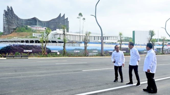 Momen Presiden Jokowi Bersama Prabowo Jalan Santai di Depan Istana Garuda IKN