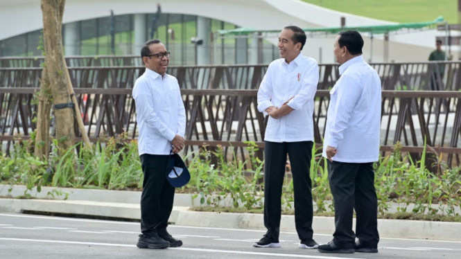 Momen Presiden Jokowi Bersama Prabowo Jalan Santai di Depan Istana Garuda IKN