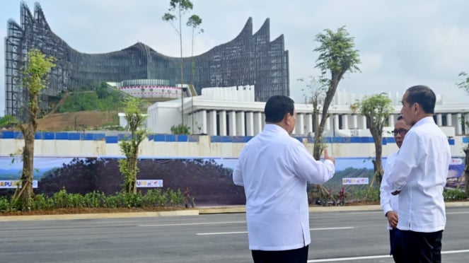 El momento en que el presidente Jokowi y Prabowo caminan frente al Palacio Garuda IKN