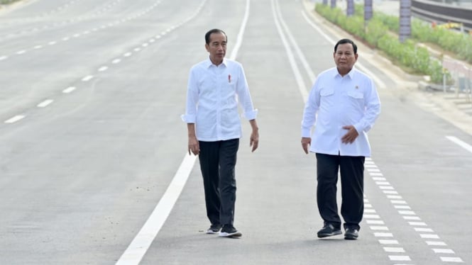 Momen Presiden Jokowi Bersama Prabowo Jalan Santai di Depan Istana Garuda IKN