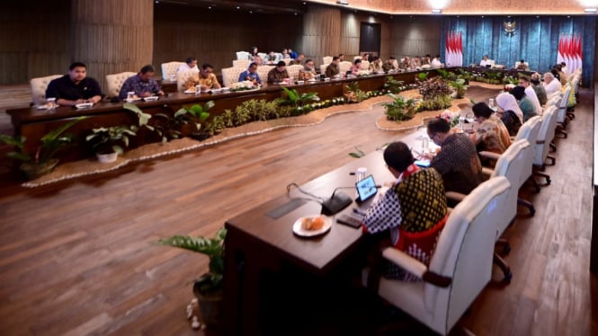 Presiden Jokowi Pimpin Rapat Kabinet Pertama di IKN