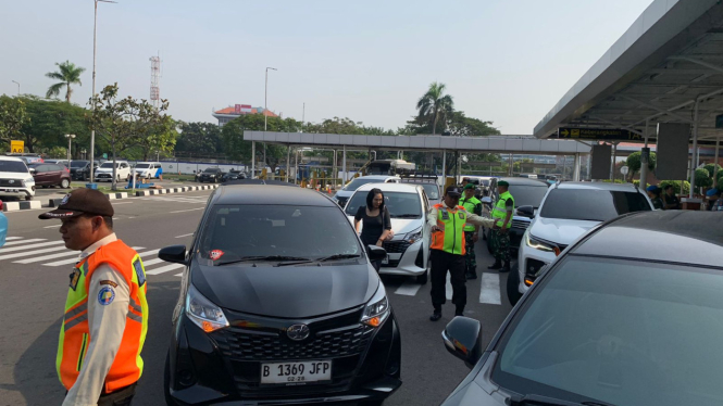 Penertiban kendaraan yang parkir sembarangan di area Bandara Soetta Tangerang.