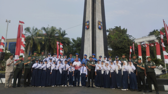 VIVA Militer: Dandim 0606/Kota Bogor dan Pelajar Naikan Bendera di Tugu Kujang