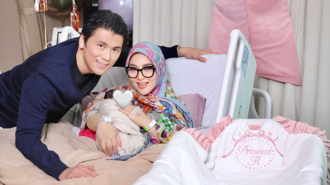 Reino Barack dan Syahrini berpose dengan buah hati tercinta