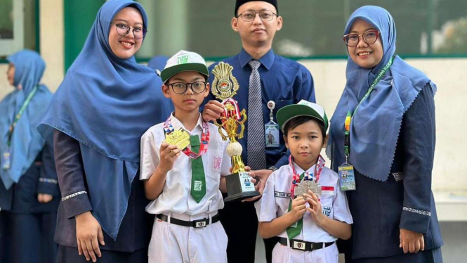 Ashraf didampingi oleh Mr. Ainul Kepala Sekolah SDIT Al Iman,