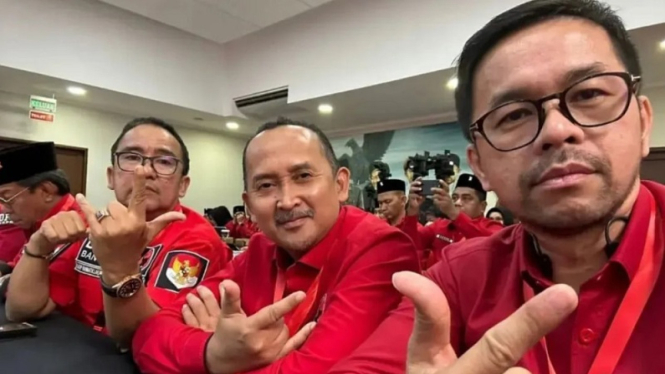 Ketua DPD PDIP Banten, Ade Sumardi (tengah)