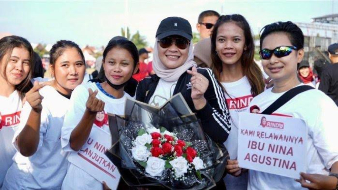 Bupati Indramayu Nina Agustina (tengah)