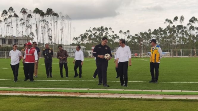 Presiden Jokowi meninjau pusat latihan sepakbola di IKN