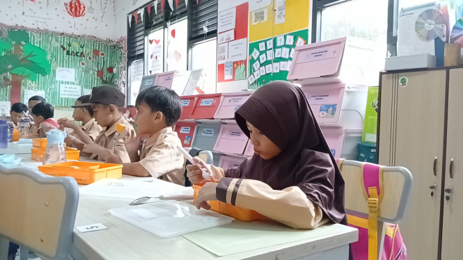 Siswa SD terima program MBG di Kota Tangerang