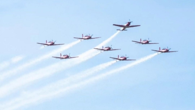 VIVA Militer: Pesawat KT-1B Wong Bee Jupiter Aerobatic Team TNI AU