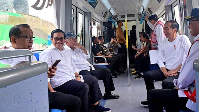 Presiden Jokowi Jajal Kereta Trem tanpa Rel (autonomous rapid transit) di IKN