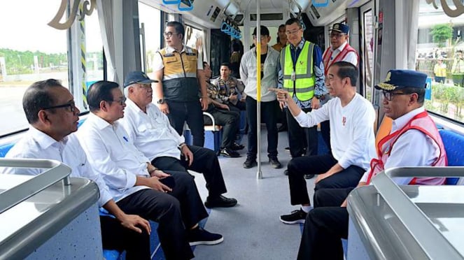 Presidente Jokowi testa um trem elétrico (trânsito rápido autônomo) no IKN