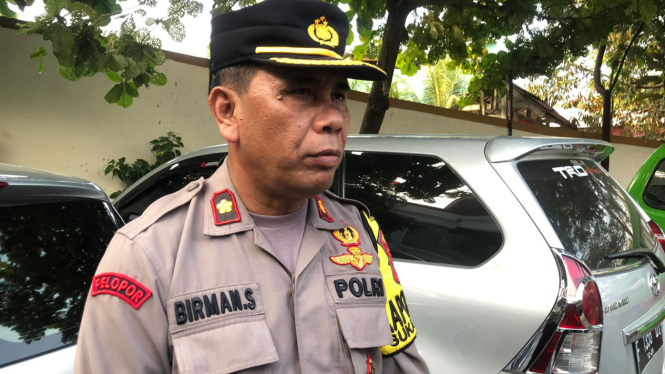 Kompol Birman saat memberi keterangan ke wartawan terkait kasus KDRT Cut Intan. VIVA/Muhammad AR