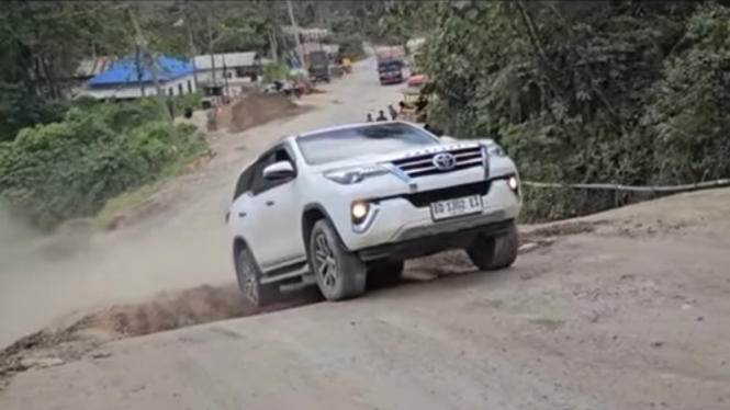 Toyota Fortuner gagal nanjak hingga ditarik truk