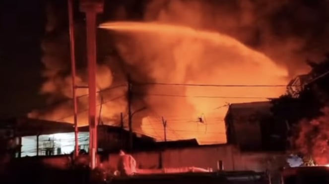 Kebakaran besar melanda permukiman padat penduduk, di Manggarai, Tebet, Jakarta Selatan (Jaksel) Selasa 13 Agustus 2024 dini hari.