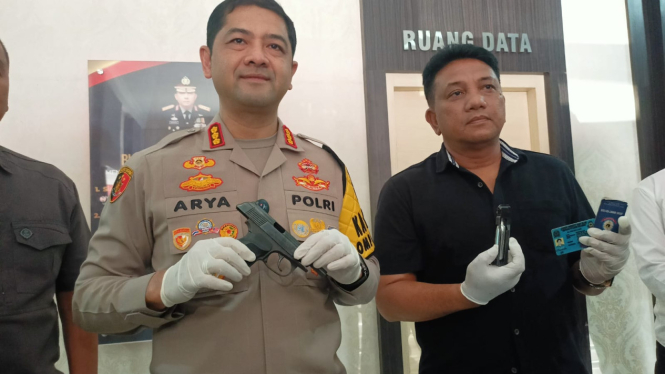 Kapolres Metro Depok Kombes Arya Perdana menunjukkan air soft gun yang digunakan menodong warga