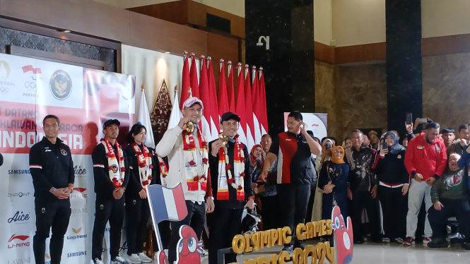 Atlet tunjukkan medali emas usai berlaga di Olimpiade Paris 2024