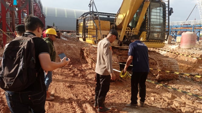 Polisi melakukan olah TKP lokasi tewasnya buruh lapangan akibat terlindas mobil ekskavator di proyek smelter di Kalbar.