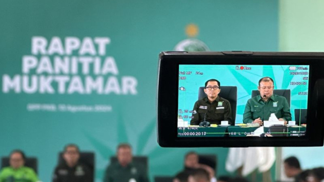 Ketua Steering Committee (Komite Pengarah) Muktamar PKB Faisol Riza (kiri) saat memberikan keterangan pers di Kantor DPP PKB, Jakarta, Selasa, 13 Agustus 2024.