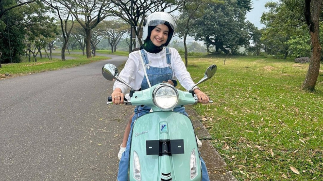 Cut Intan Nabila dan Vespa Primavera