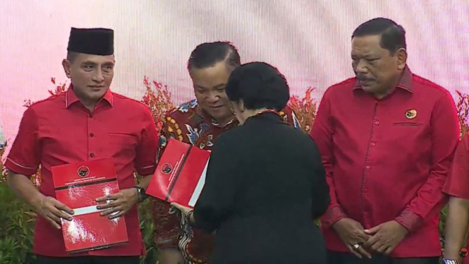 Ketum PDIP Megawati Soekarnoputri serahkan rekomendasi dukungan ke Edy Rahmayadi