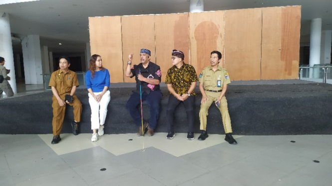 Kasatgas Korsup Wilayah V KPK Dian Patria (tengah) saat meninjau mall mangkrak di Lombok Barat (Satria) 