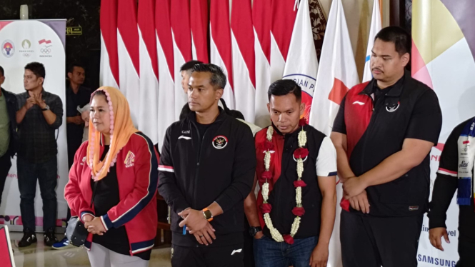 Chef de Mission Tim Indonesia untuk Olimpiade Paris 2024 Anindya Bakrie (dua dari kiri) 