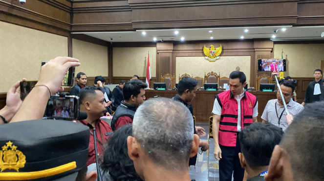 Terdakwa kasus korupsi timah Harvey Moeis menjalani sidang dakwaan