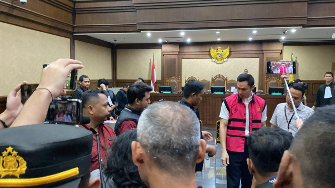 Terdakwa kasus korupsi timah Harvey Moeis menjalani sidang dakwaan