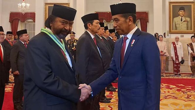 Presiden Jokowi Beri Tanda Kehormatan Republik Indonesia kepada Surya Paloh