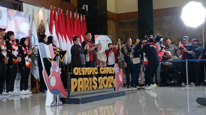 Menpora Ario Bimo Nandito Ariotedjo dan Anggota Komite Olimpiade Internasional (IOC) Erick Thohir saat sambut kepulangan atlet olimpiade paris 2024 di Bandara Soetta