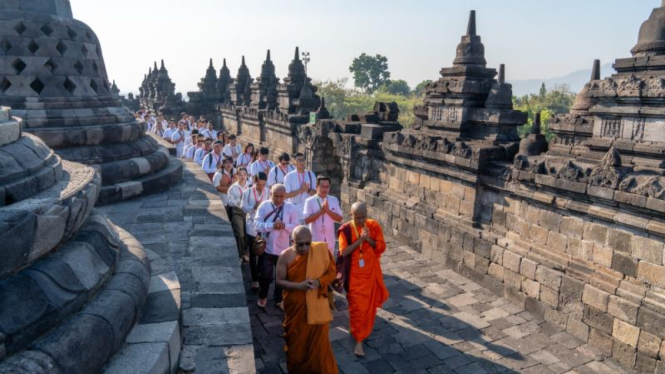 Candi Borobudur tampak ramai dengan kehadiran Pemuda Buddhis