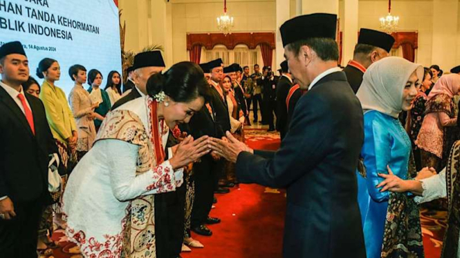 Ketua Umum Kowani Sri Woerjaningsih Terima Tanda Kehormatan dari Presiden Jokowi