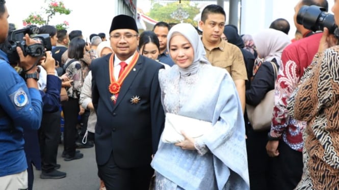 Menteri Agama Yaqut Cholil Qoumas dan istri usai terima bintang Tanda Kehormatan