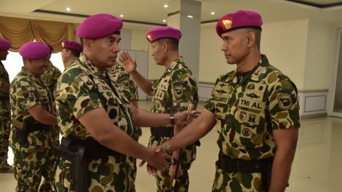 VIVA Militer: Dankormar Mayjen TNI Endi Supardi gelar Sertijab 6 pejabat Marinir