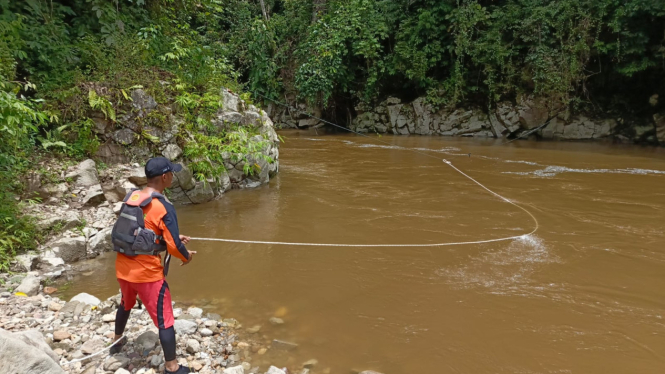 Tim SAR saat melakukan pencarian jasad korban Jemput Paulus Tarigan di Sungai Lau Renun, Kabupaten Dairi.(istimewa/VIVA)