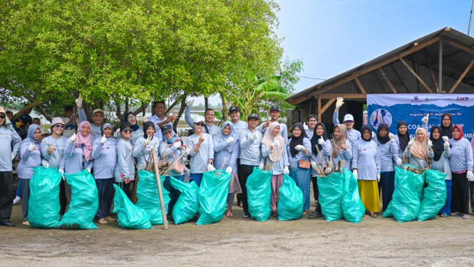 Kegiatan membersihkan pantai