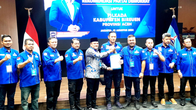 [dok. Ketua Umum Partai Demokrat, Agus Harimurti Yudhoyono (AHY), bersama para Paslon Kepala Daerah peserta Pilkada 2024, di Kantor DPP Demokrat, Jakarta Pusat, Kamis, 15 Agustus 2024]