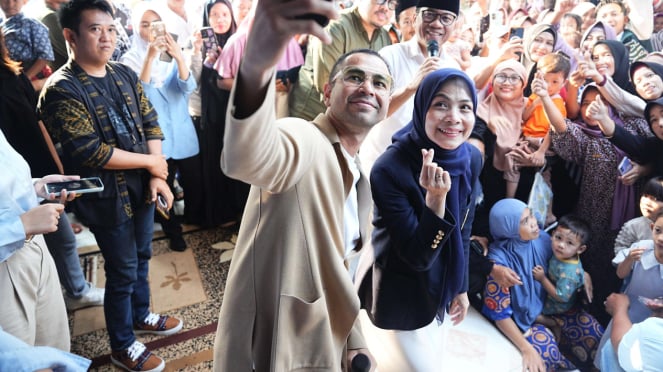 Ratu Rachmatuzakiyah (Kanan) Bersama Raffi Ahmad.