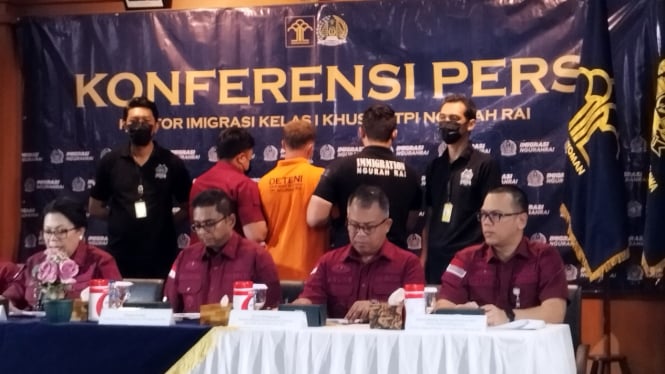 Bule Rusia kedapatan memiliki biji ganja ngamuk saat dihadirkan dalam konferensi pers 