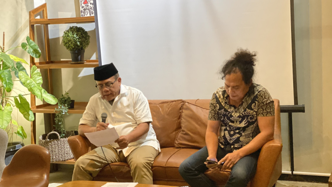 Ketua IPW Sugeng Teguh Santoso (kiri)