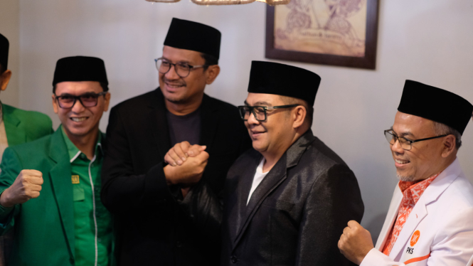 Pasangan Calon Bupati dan Wakil Bupati Garut, Helmi Budiman (PKS) DAN Yudi Nugraha Lasminingrat (PPP) usai ganti pakaian sebagai simbol telah menjadi milik masyarakat Garut