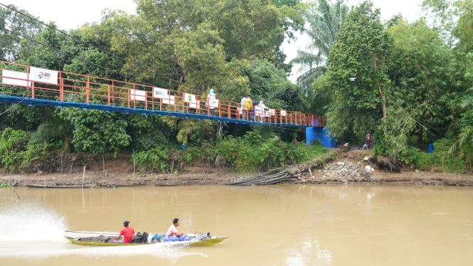 BRI bangun jembatan gantung