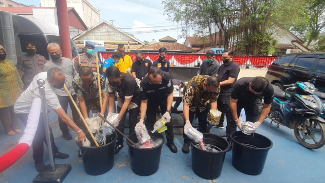 Polda Kalbar musnahan barang bukti 19,9 sabu dan 22.228 butir ekstasi jaringan gembong narkoba Fredy Pratama.