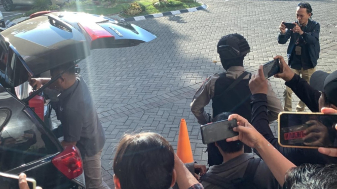 Petugas KPK membawa satu koper barang bukti usai menggeledah ruangan Biro Kesra kantor Setda Pemprov Jatim di Surabaya.