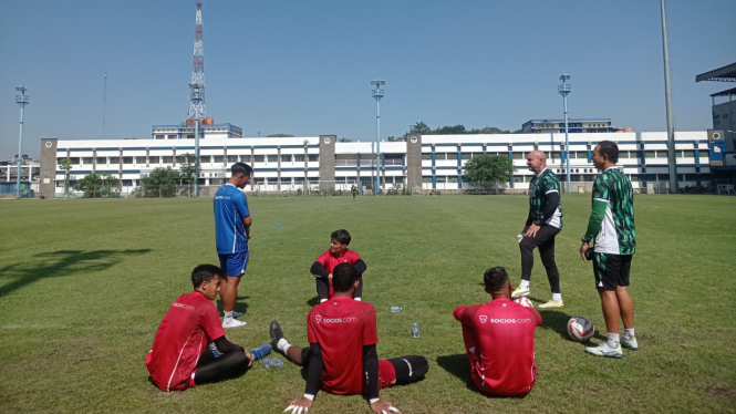 Pelatih Kiper Persib Bandung, Luizinho Passos bersama para penjaga gawang di sesi latihan tim (foto: Dede Idrus) 