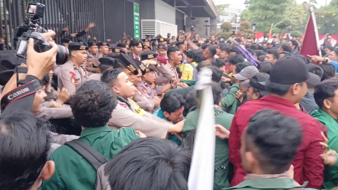 Ratusan mahasiswa melakukan unjuk rasa dengan ricuh dsn saling dorong dengan anggota polisi di belakang Gedung DPR/MPR RI pada Jumat, 16 Agustus 2024, petang.