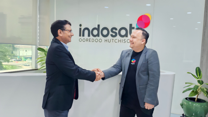 Chief Digital Officer Indosat Ooredoo Hutchison Sanjeev Rawat (kiri) bersama Direktur Utama Microsoft Indonesia Dharma Simorangkir di Jakarta, Jumat, 16 Agustus 2024.