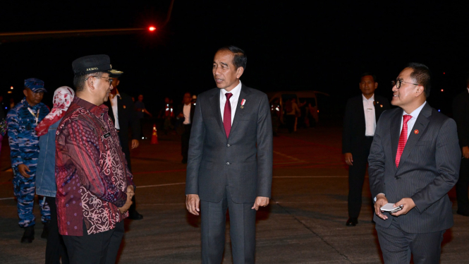 Presiden Jokowi Bersama Deputi Protokol, Pers dan Media Istana Yusuf Permana