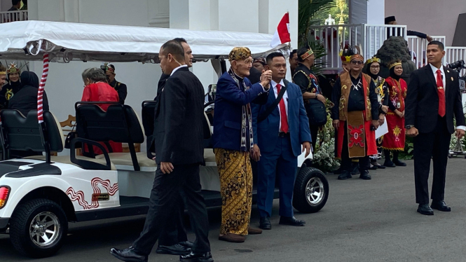 Wakil Presiden RI keenam Tri Sutrisno bersama istrinya tampak hadir dan tiba di Istana Merdeka, Jakarta Pusat dengan diantar menggunakan mobil golf